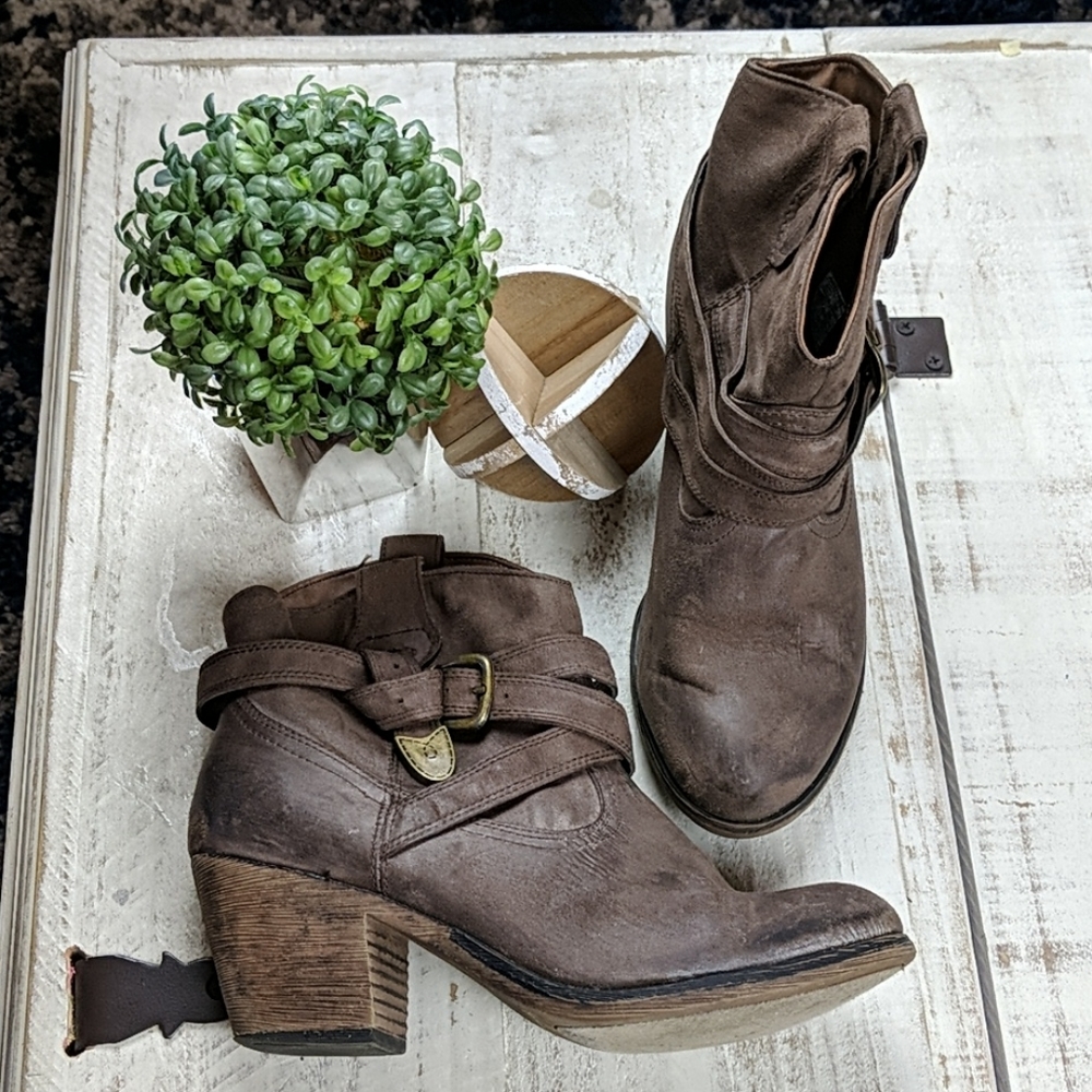 Rocketdog satire block heel booties.
